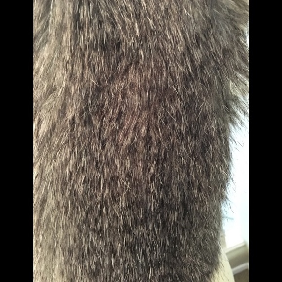 🙌🔥Allen Schwartz Gray Faux Fur & Crochet Vest S - Picture 4 of 6